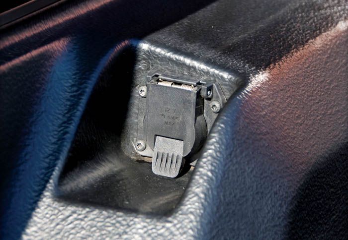 Το κάλυμμα στην καρότσα ανήκει στον προαιρετικό εξοπλισμό, όπως και η 12V πρίζα (στάνταρ στην έκδοση Wildtrack).